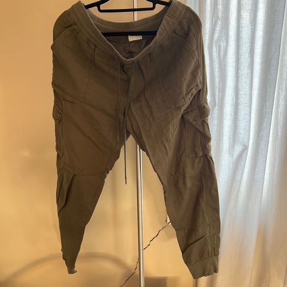 Aritzia Green cargo pants - Picture 1 of 3